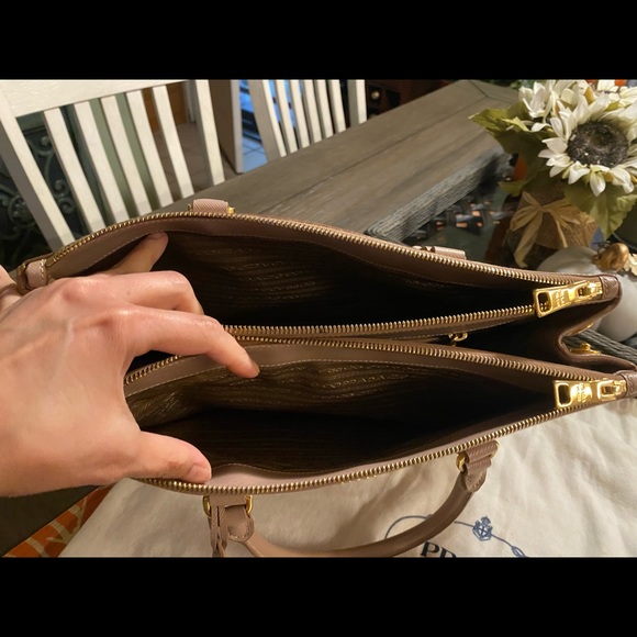 Authentic Prada Saffiano Lux - Picture 11 of 16